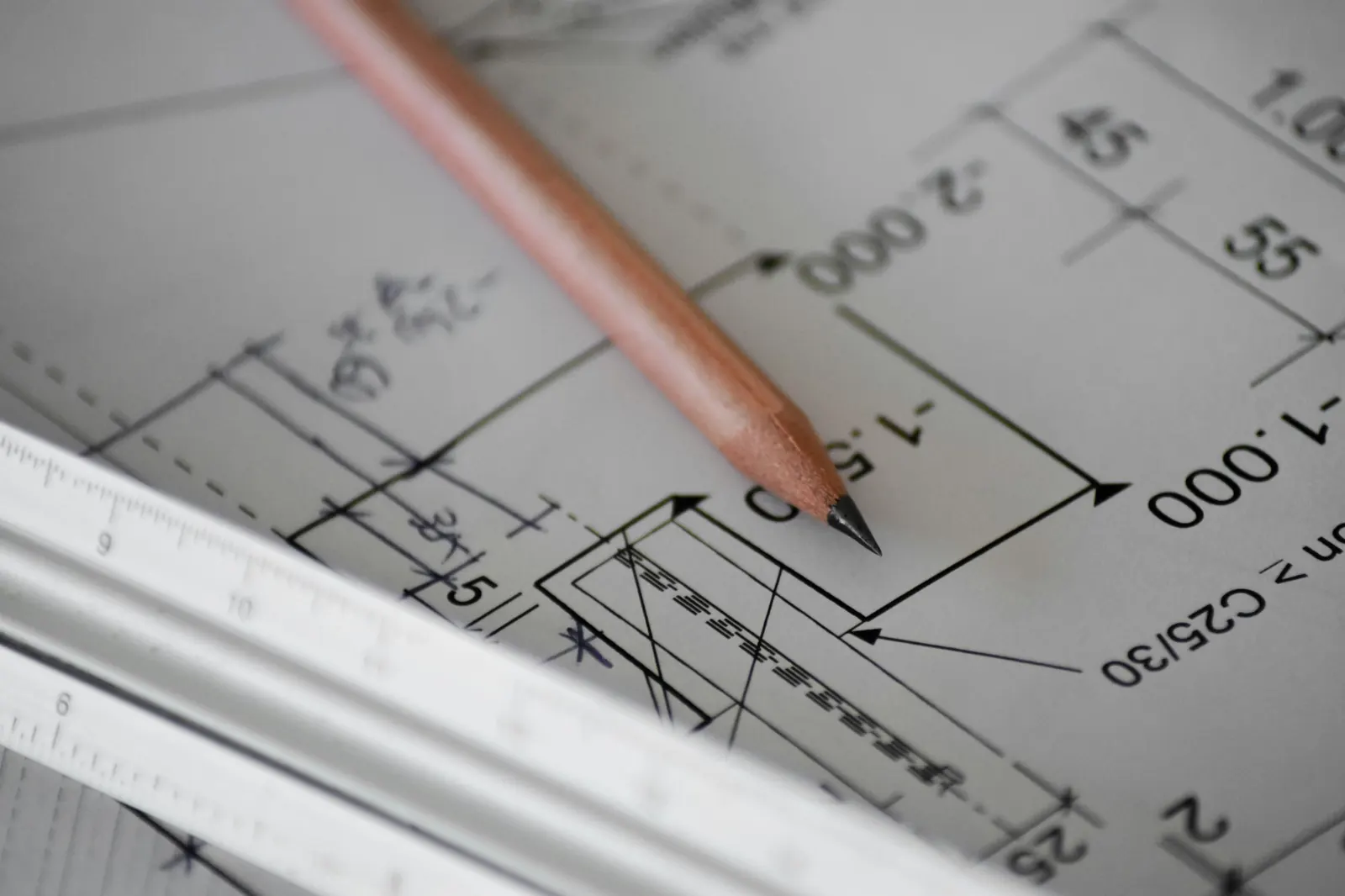 Plano de arquitectura con lápiz y regla